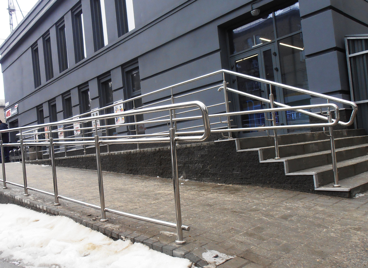 Перила до пандусів з нержавійки марки AISI 304, поруч Ø 38 мм, стійка Ø 38 мм, 3 ригелі Ø16 мм, Світловодськ
