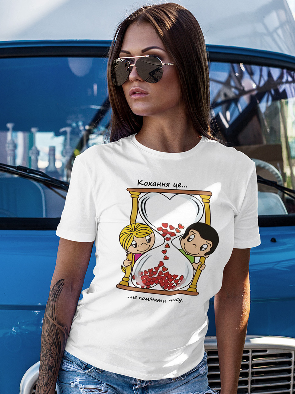 Футболка до Дня закоханих з принтом Love is - не помічати часу (0214)