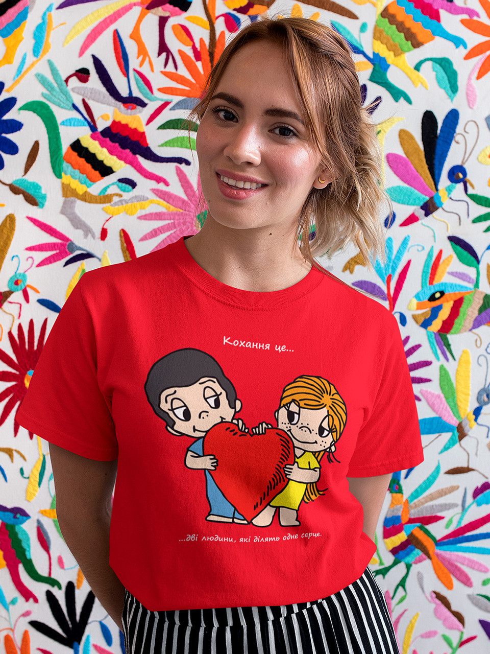 Футболка до Дня закоханих з принтом Love is - дві людини, які ділять одне серце (0207)