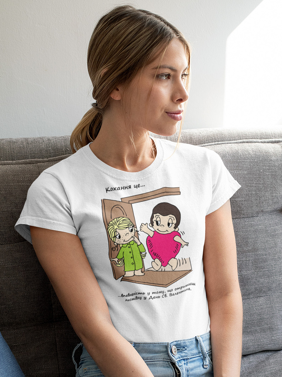 Футболка до Дня закоханих з принтом Love is - впевненість у тому, що отримаєш листівку у День Св. Валентина, фото 1