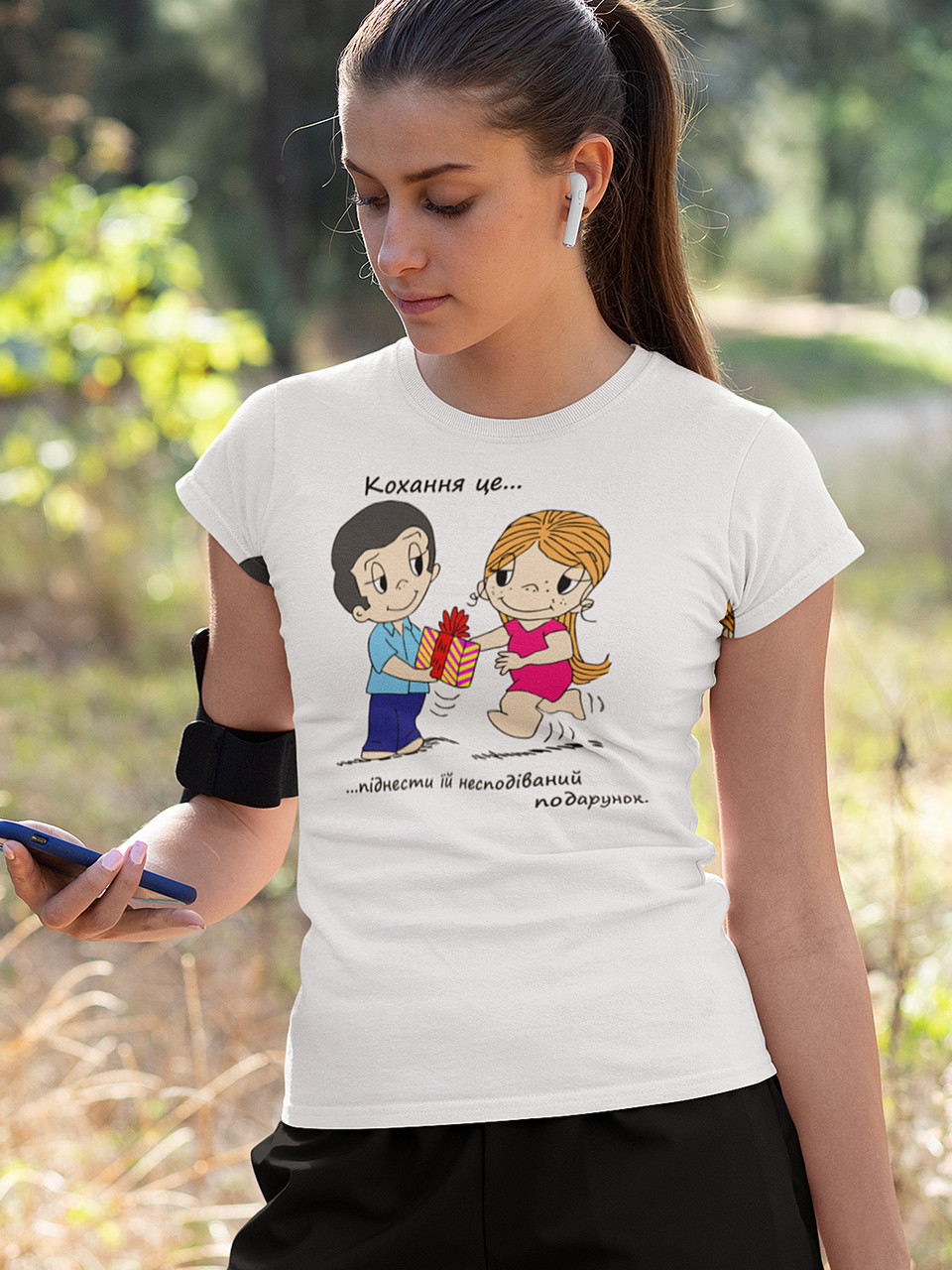 Футболка до Дня закоханих з принтом Love is - піднести їй несподіваний подарунок 0219), фото 1