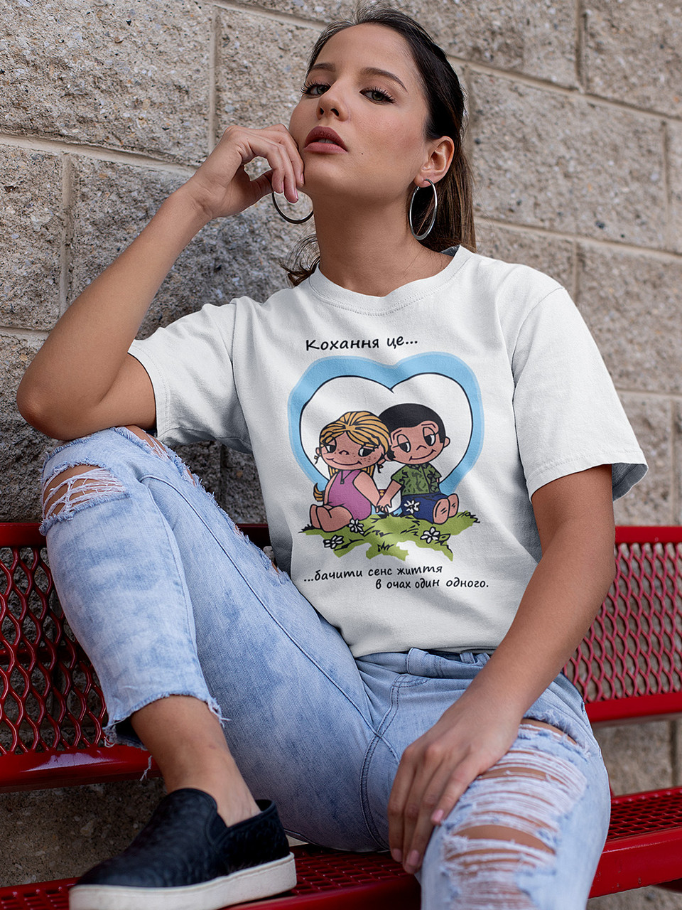 Футболка до Дня закоханих з принтом Love is - бачити сенс життя в очах один одного (0205), фото 1