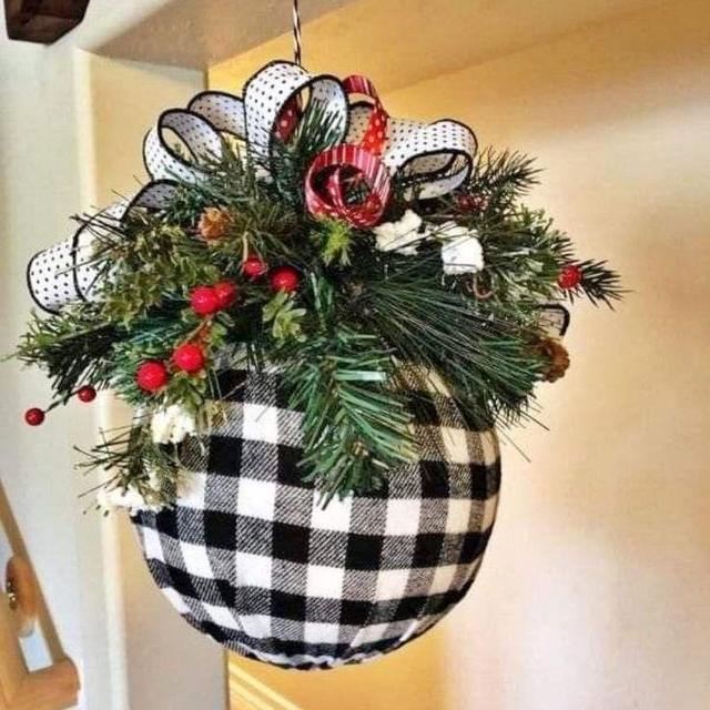 Ялинкова куля зі штучних хвойних гілок