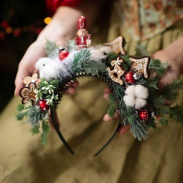 Обруч на голову з хвойних гілочок