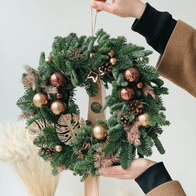 Вінок зі штучних хвойних гілок