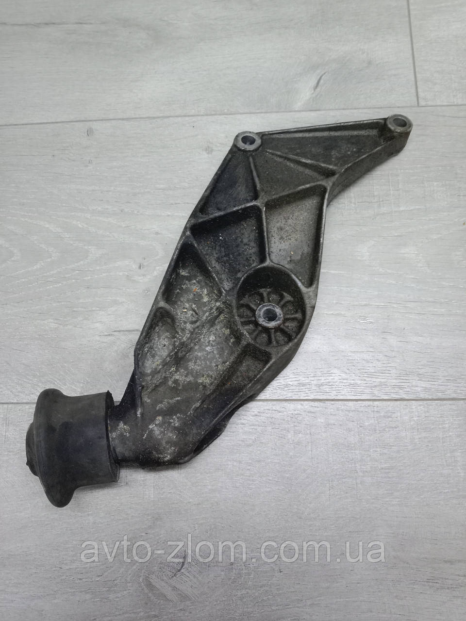 Передній кронштейн двигуна Volkswagen Passat B5 Audi A4 B5 Пасат Б5 Ауді А4 Б5 1.6. 8D0199343D., фото 1