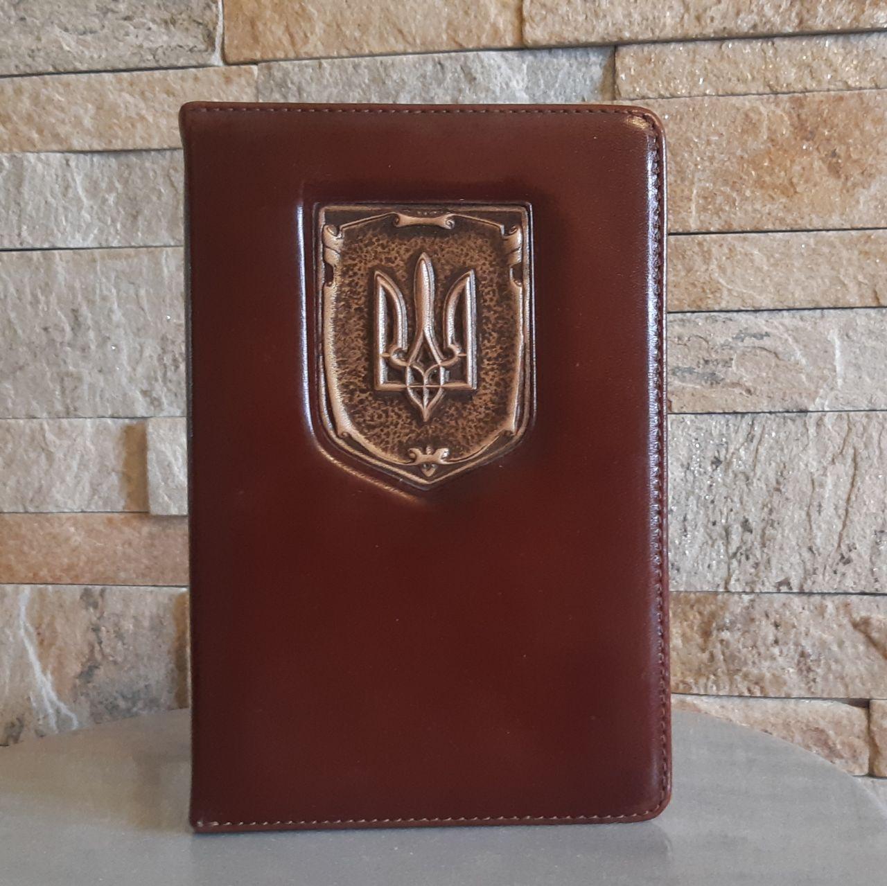 Візитниця настільна з натуральної шкіри 3-х секційна "Герб України" ручна робота, фото 1