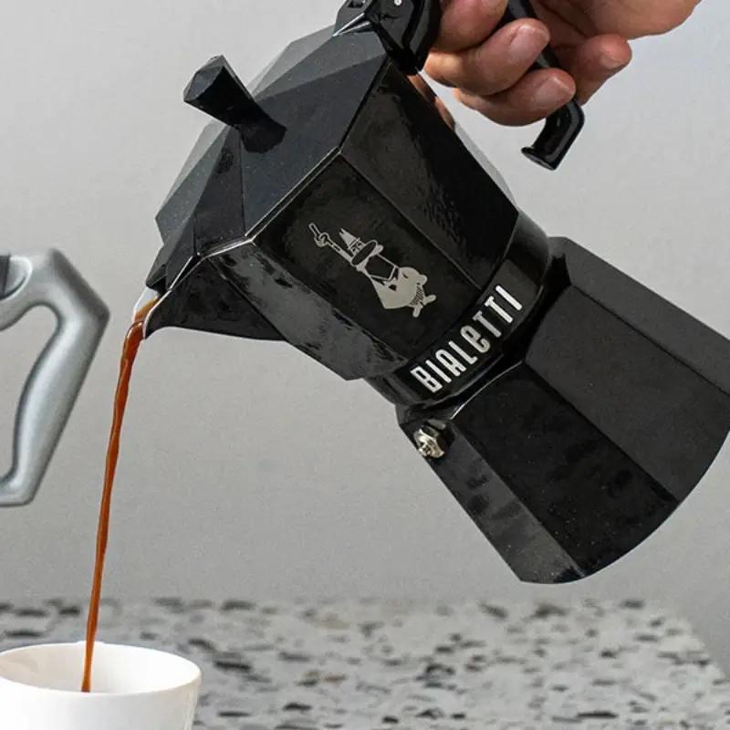 Гейзерна кавоварка Bialetti Moka Express Exclusive Black (6 чашок - 270 мл)