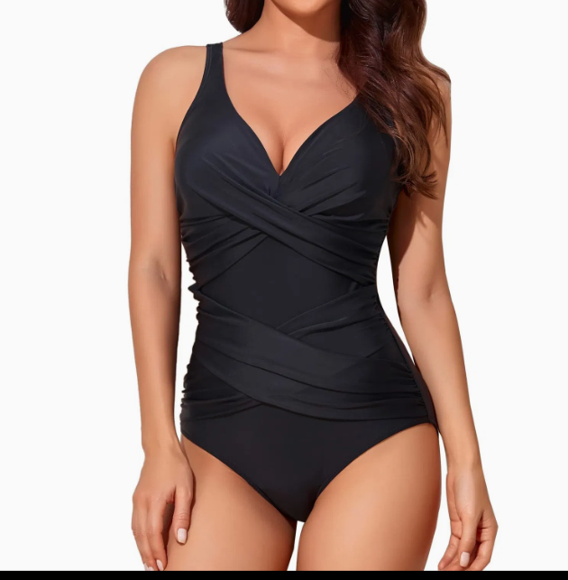 Купальник в чорному кольорі, купальник візуально струнить на збірках.