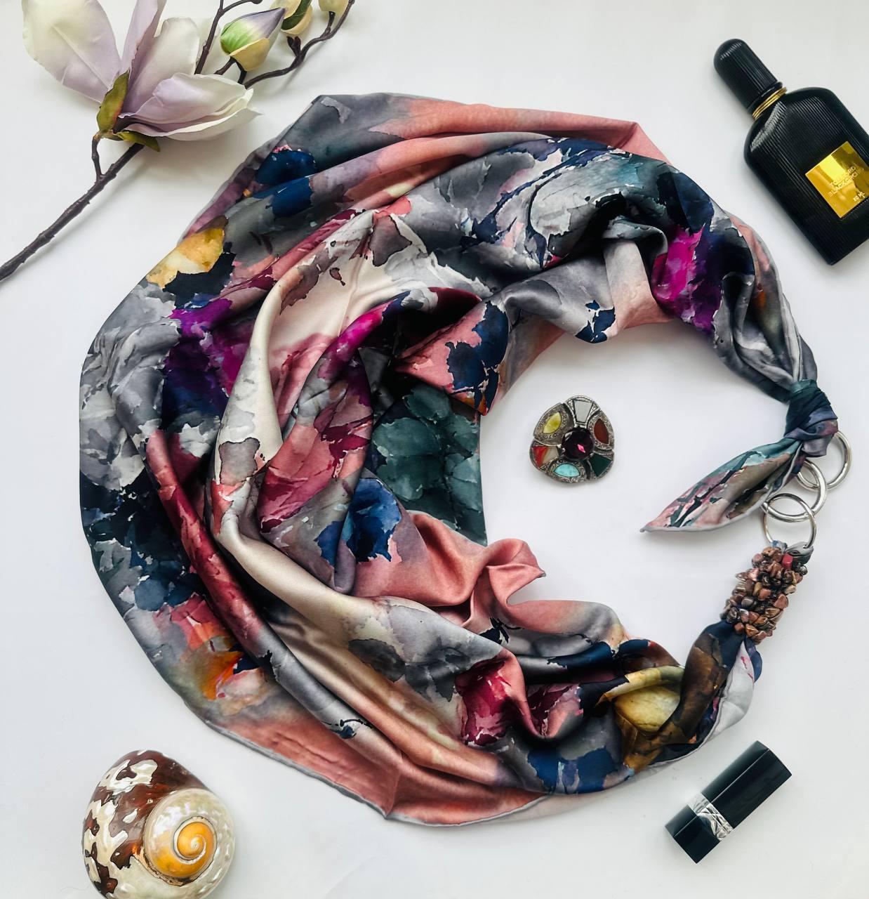 Дизайнерська хустка "Вечірний Париж" від бренда My Scarf, прикрашена натуральним каменем родоніт