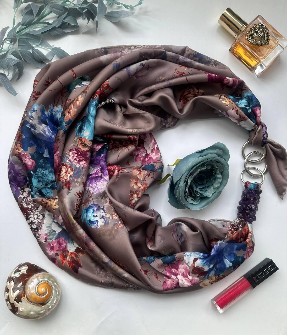 Дизайнерська хустка "Блакита гортензія" від бренда My Scarf, прикрашена натуральним каменем аметист