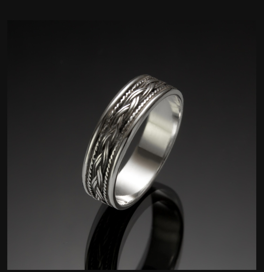 Жіноча срібна каблучка з чернінням 💍 | Унікальний стиль з характером