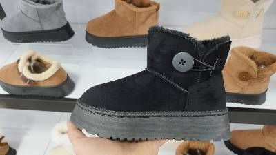Уги черевики ЧОРНІ BLACK короткі на високій підошві з ПУГОВІЦІВ утеплені жіночі зимові, фото 1