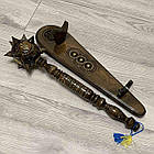 Красива булава на подарунок, сувенірна дерев'яна булава на підставці з Тризубом ручного різблення, 50 см, фото 3