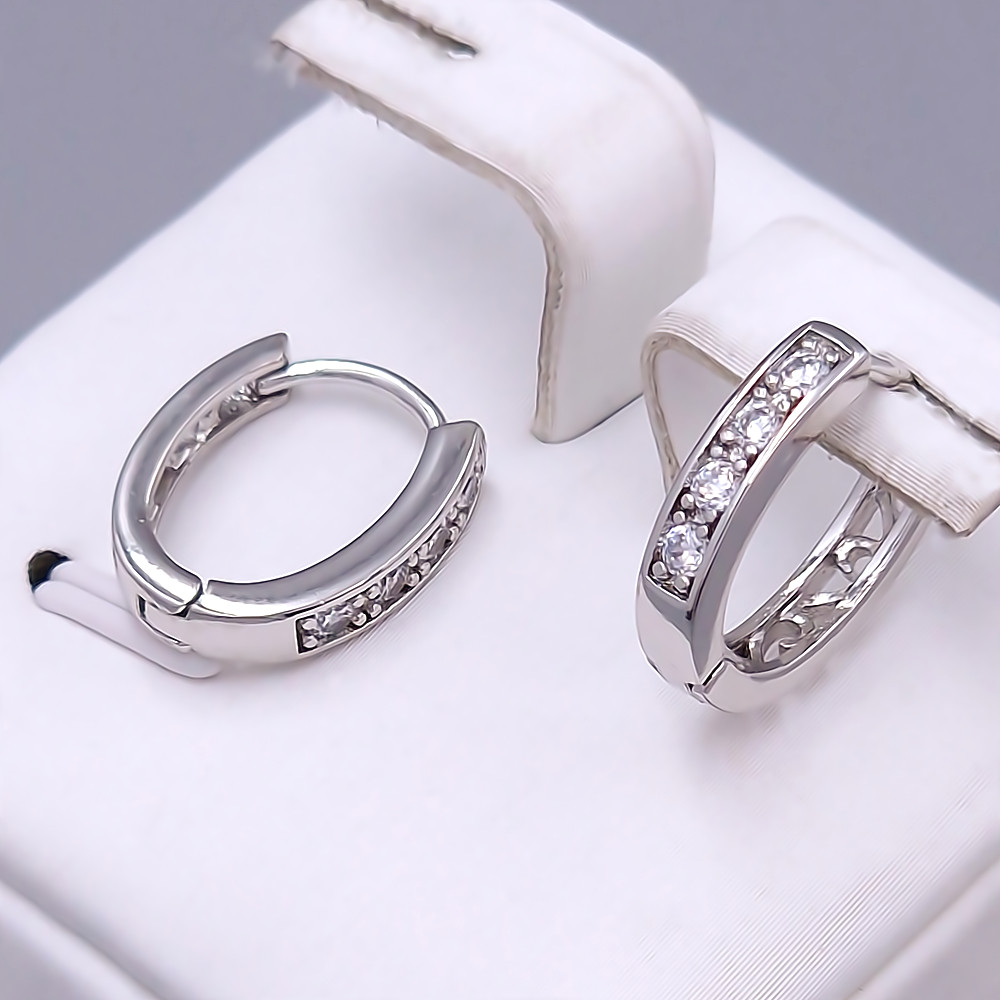 Сережки ХР. Родій. Камені: білий циркон. Довжина: 14 мм. Ширина: 3 мм.