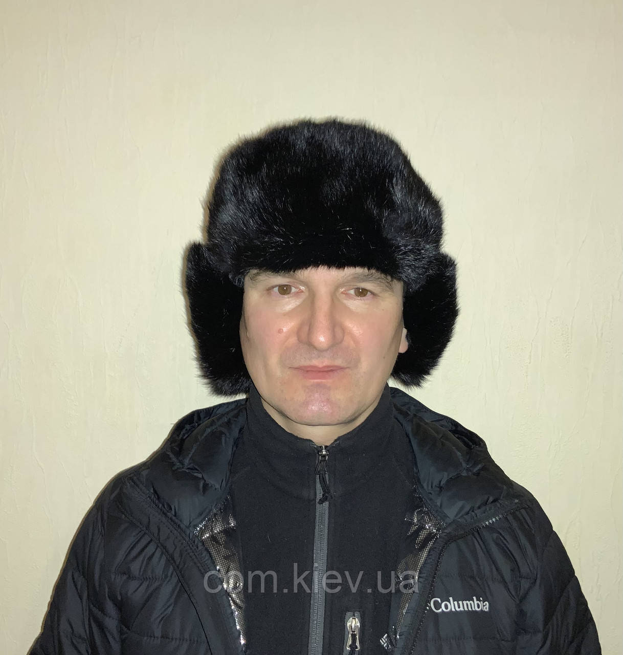 Тепла зимова чорна шапка з кролячого хутра