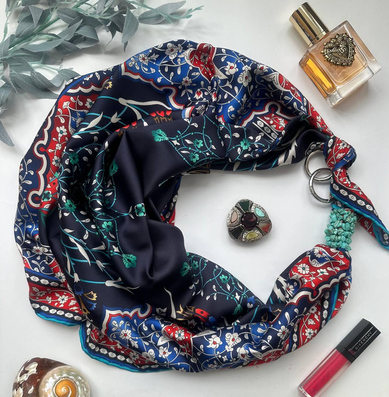Дизайнерська хустка "Блек Баккара" від бренда My Scarf, прикрашена натуральним каменем бірюза