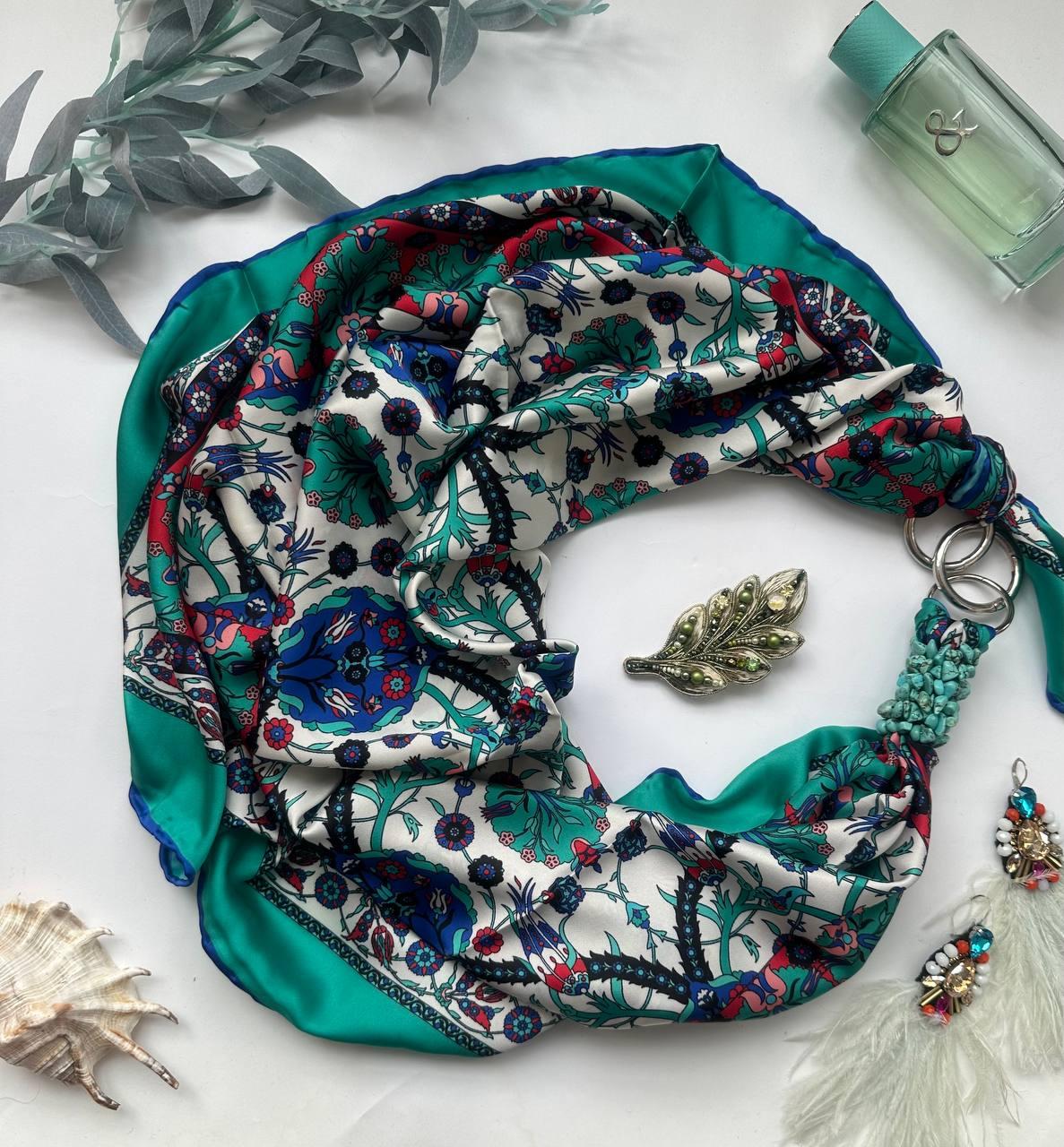 Дизайнерська хустка "Смарагдовий шовк" від бренда My Scarf, прикрашена натуральним каменем бірюза