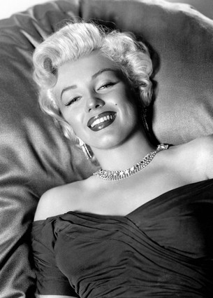 Листівка Marilyn Monroe - Smile in the Chair, фото 1
