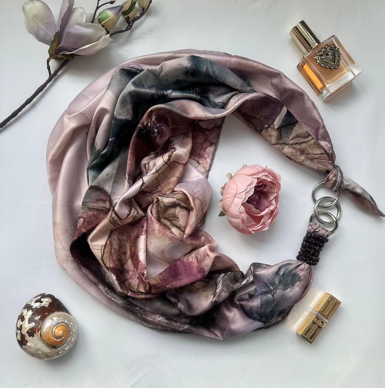 Дизайнерська хустка "Лондонський туман" від бренда My Scarf, прикрашена натуральним каменем гранат