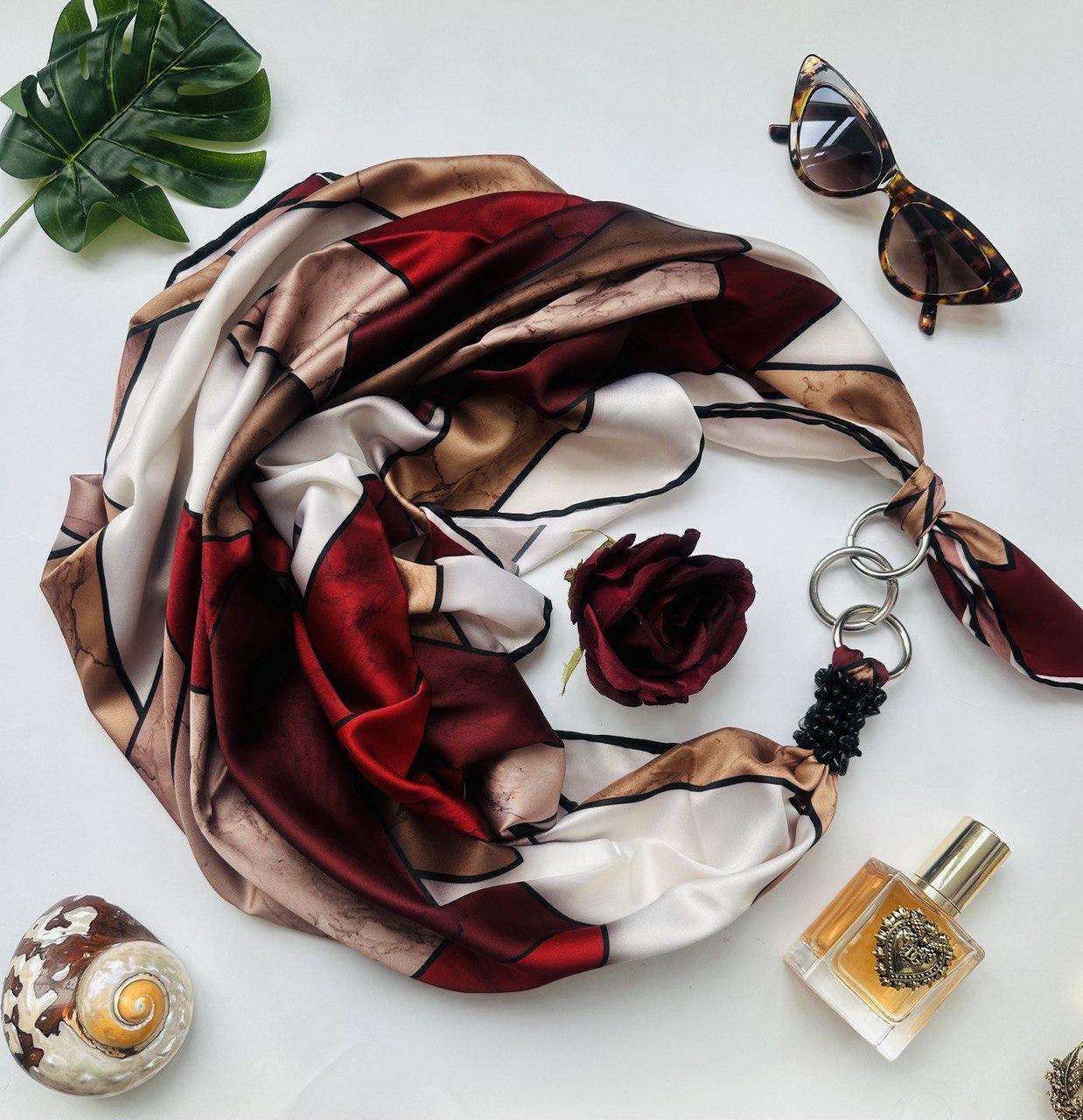 Дизайнерська хустка "Вихід королеви" від бренда My Scarf, прикрашена натуральним каменем агат
