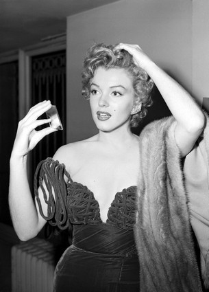 Листівка Marilyn Monroe - With Mirror, фото 1