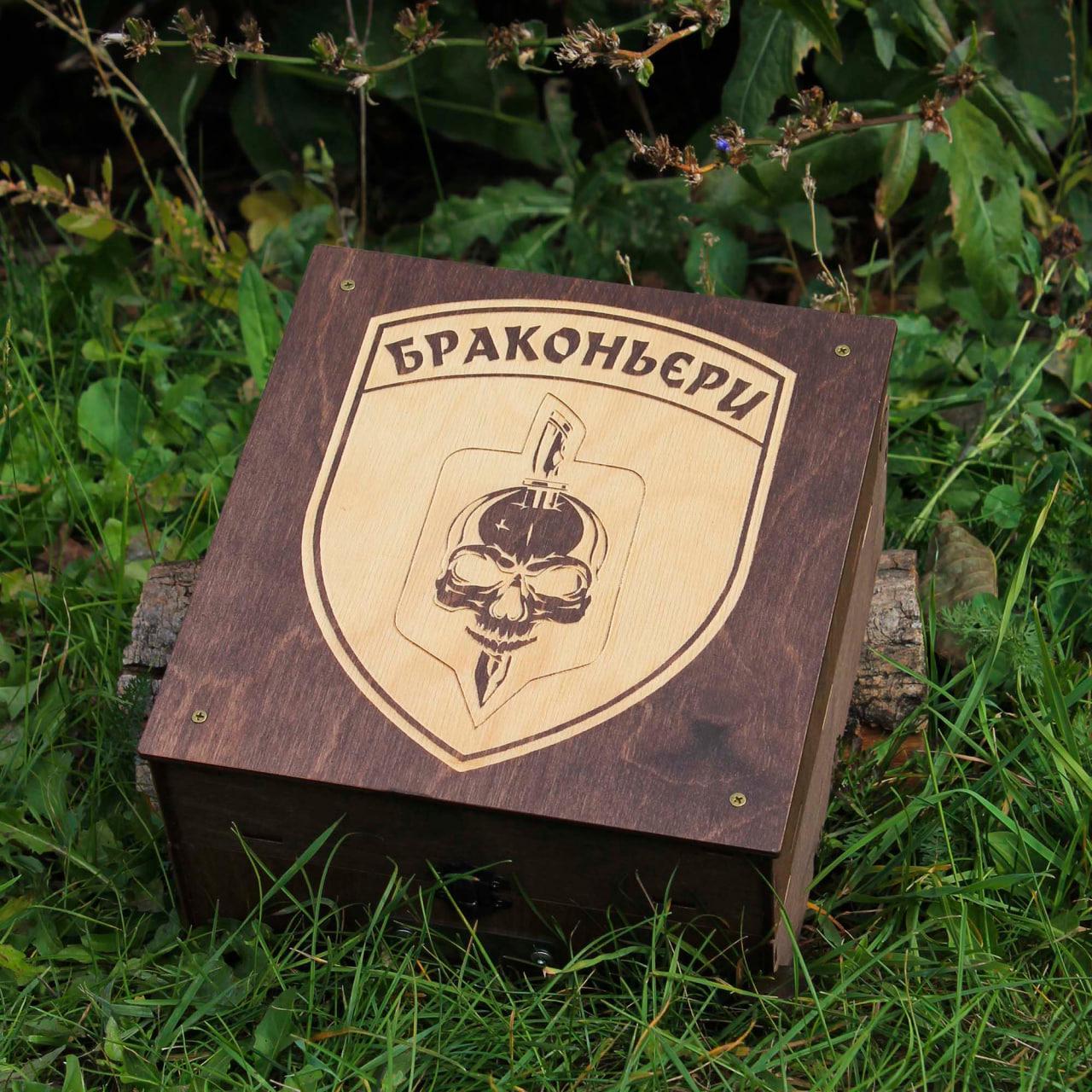 Наливатор алкогольний для напоїв на 4 чарки з гравіюванням - браконьєри, фото 1