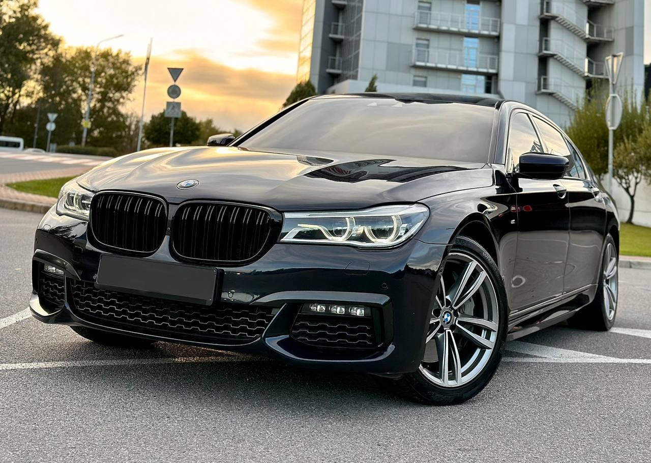 Решітки радіатора BMW G11 ніздрі стиль M (чорний глянець)