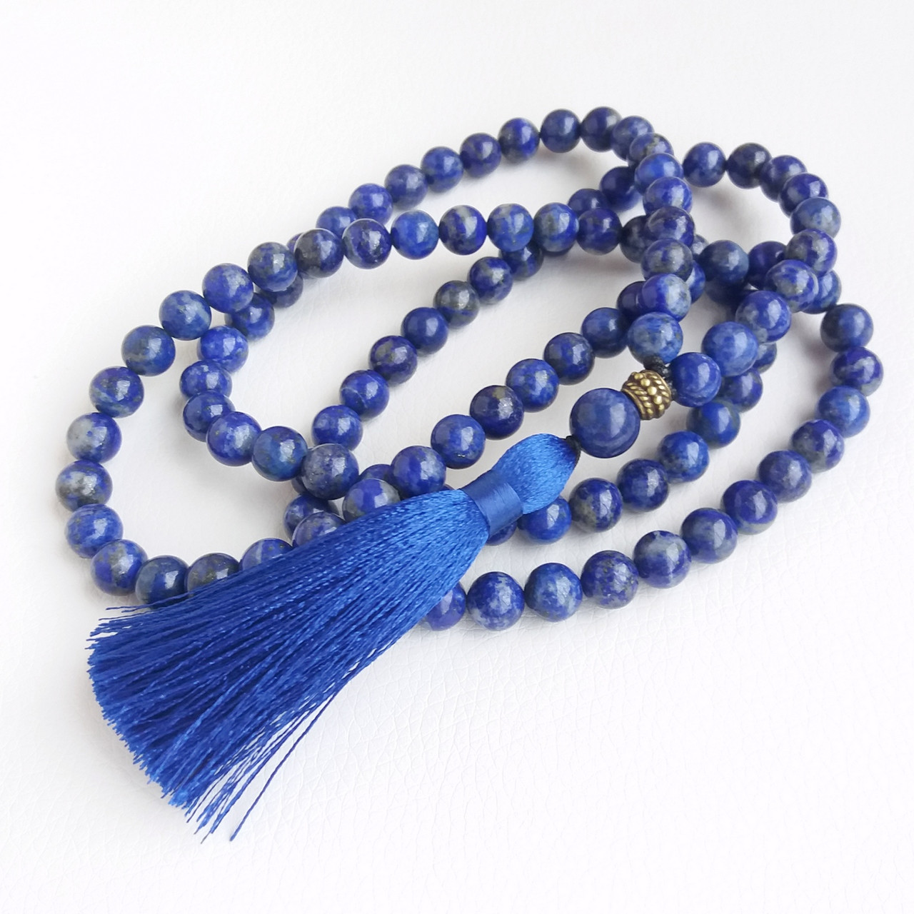 Чотки з натурального каменю Лазуріт 108 намистин з вузлами d 8мм