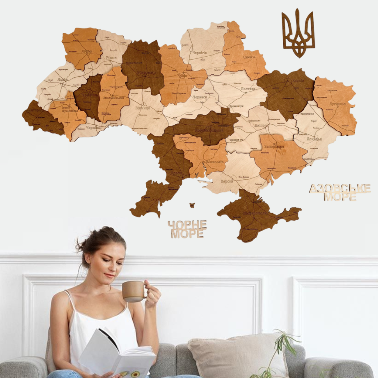 Багатошарова дерев'яна мапа України у світлих коричневих відтінках