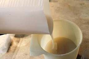 Переливаем силикон для форм в просторную чистую посуду