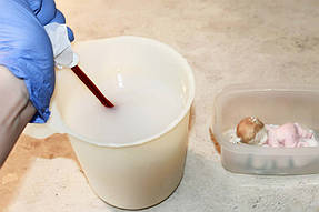 Вымешиваем отвердитель с силиконом быстро, тщательно, но аккуратно, чтобы не добавить пузырьков воздуха. Помним о том, что также надо предварительно  размешивать основу перед добавлением катализатора