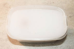 Заливаем так, чтобы сверху был запас в 1 см. Простукиваем контейнер для выхода пузырьков воздуха