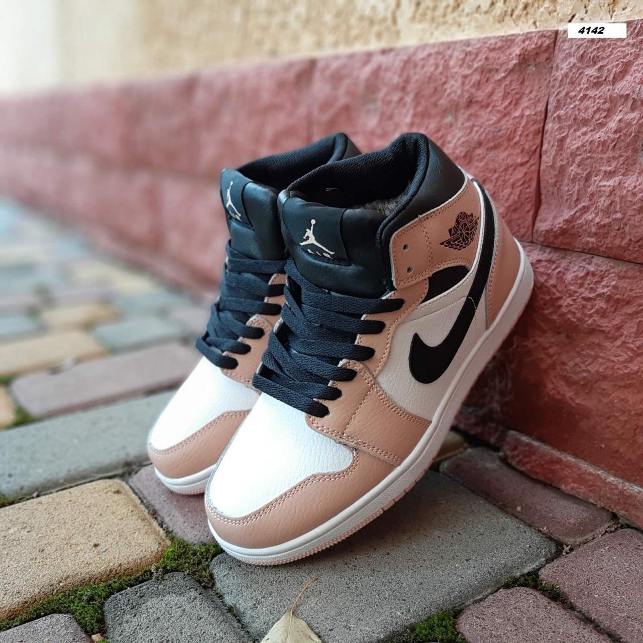 Жіночі зимові кросівки Nike Air Jordan 1 White Black Powder Білі Взуття Найк Джордан 1 високі шкіряні хутро зима