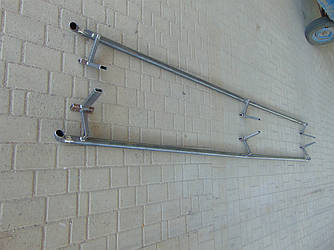 Металевий поручень пандуса, до стіни в підвал