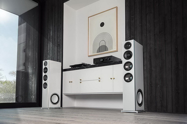 Definitive Technology Demand D15