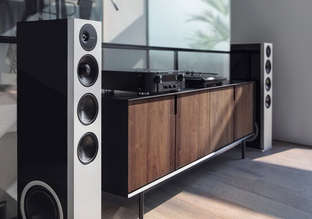 Definitive Technology Demand D17
