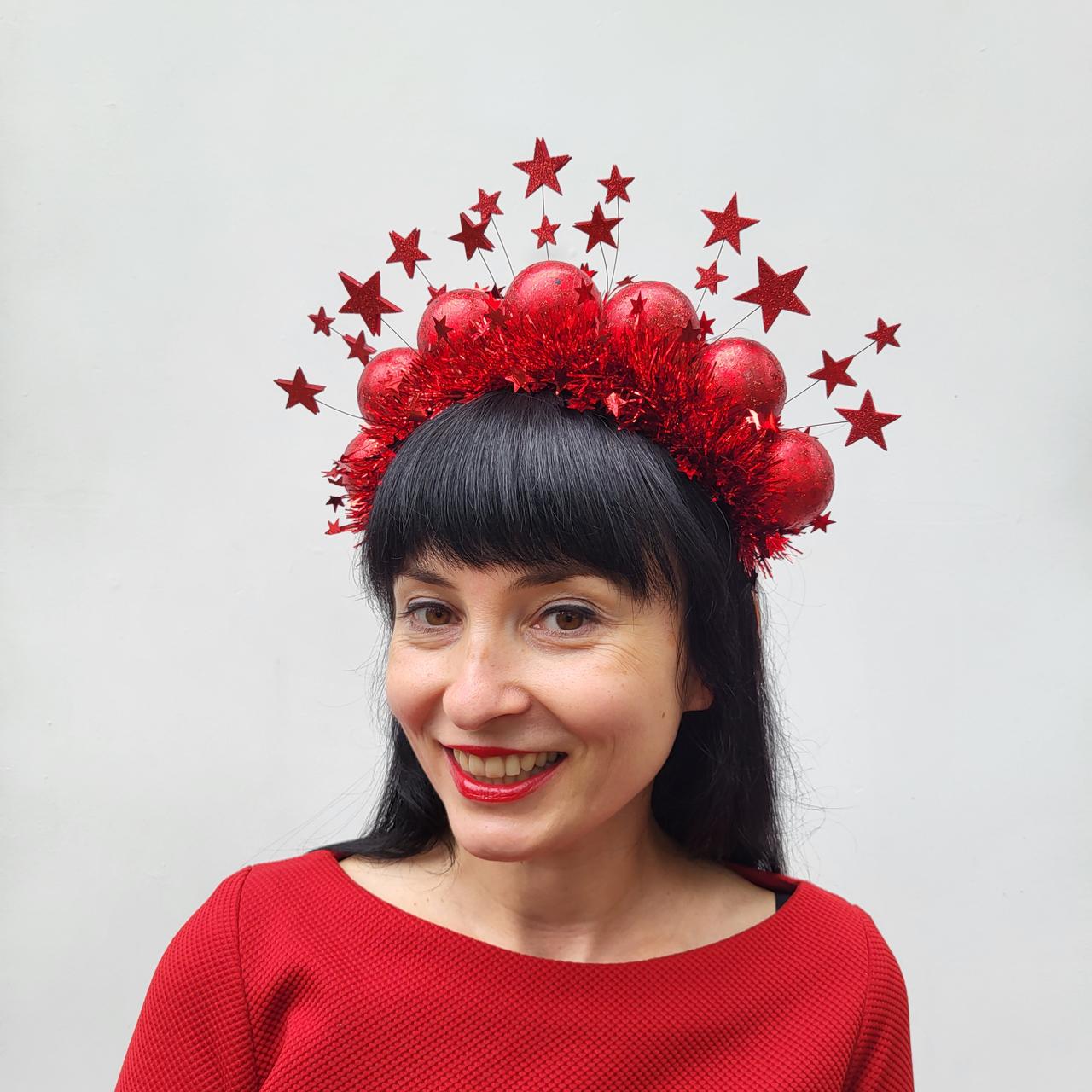 Новорічний обруч з червоними кульками, мішурою та зірками. Червона корона на новий рік, фото 1