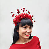 Новорічний обруч з червоними кульками, мішурою та зірками. Червона корона на новий рік, фото 3