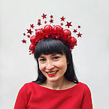 Новорічний обруч з червоними кульками, мішурою та зірками. Червона корона на новий рік, фото 5