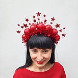 Новорічний обруч з червоними кульками, мішурою та зірками. Червона корона на новий рік, фото 2