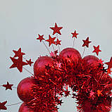 Новорічний обруч з червоними кульками, мішурою та зірками. Червона корона на новий рік, фото 6