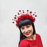 Новорічний обруч з червоними кульками, мішурою та зірками. Червона корона на новий рік, фото 4