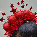 Новорічний обруч з червоними кульками, мішурою та зірками. Червона корона на новий рік, фото 7