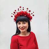 Новорічний обруч з червоними кульками, мішурою та зірками. Червона корона на новий рік, фото 9