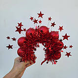 Новорічний обруч з червоними кульками, мішурою та зірками. Червона корона на новий рік, фото 8