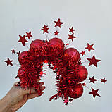 Новорічний обруч з червоними кульками, мішурою та зірками. Червона корона на новий рік, фото 10