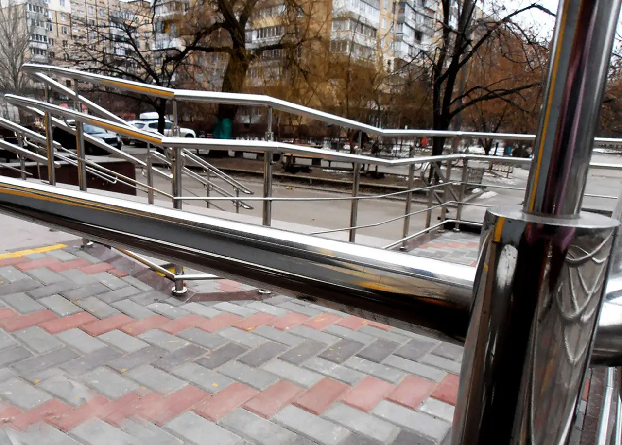 Перила металеві для пандуса зі сталі марки AISI 304, поручень Ø 38 мм, стійка Ø 42 мм, 2 ригелі Ø12 мм, Тальне