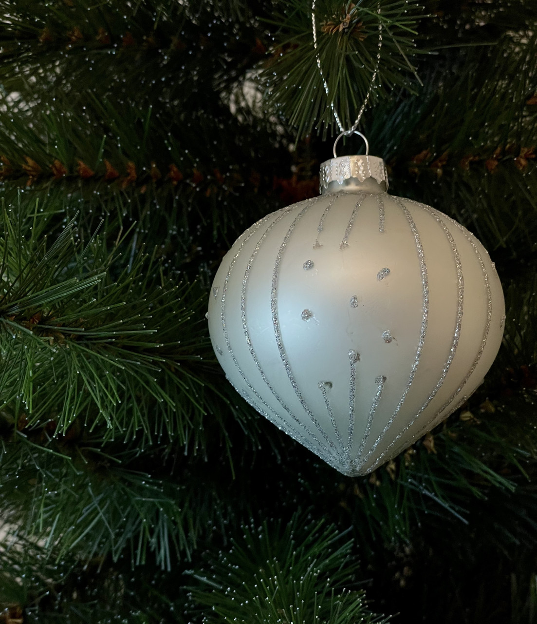 Ялинкова скляна прикраса "Дзига" Chomik Ø 8 см, біла, сріблястий візерунок