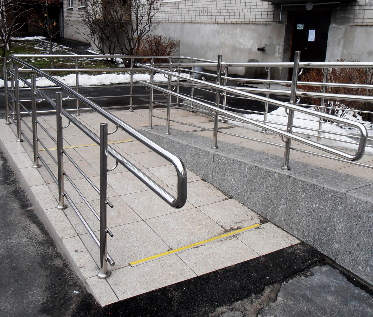 Огородження пандуса з нержавіючої сталі AISI 201, поручень Ø 42 мм, стійка Ø 38 мм, 2 ригелі Ø16 мм, Горохів